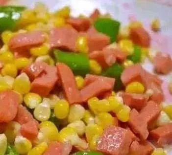 把滑散的黄油丝倒进洋葱里,随后均匀翻炒调好的料汁,倒入迅速后淋少许富宇牛肉枪图片