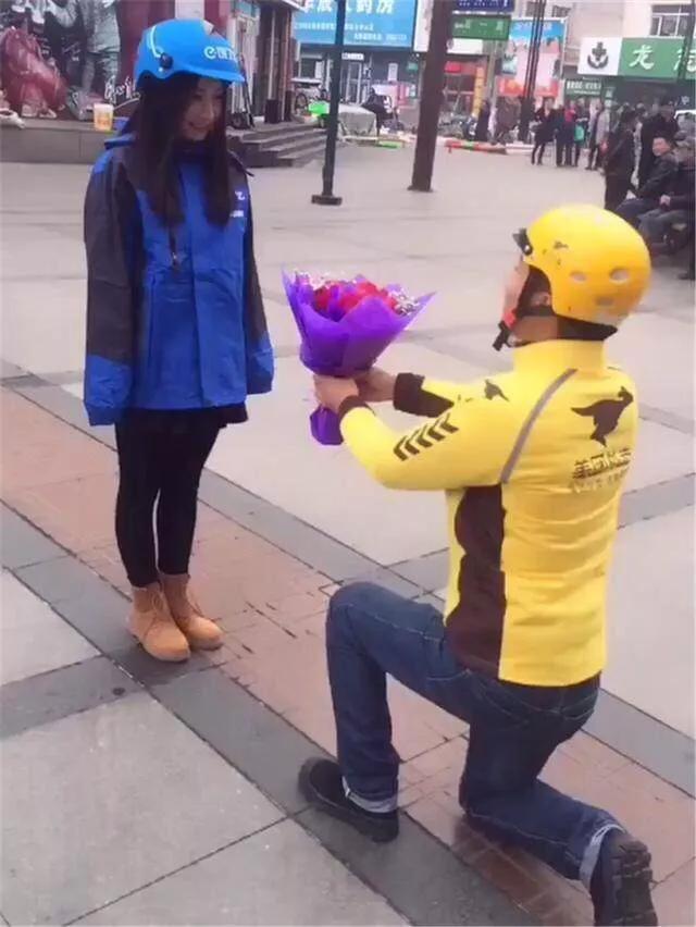 "美团"外卖员向"饿了么"美女求婚,却被对方一脚踹飞