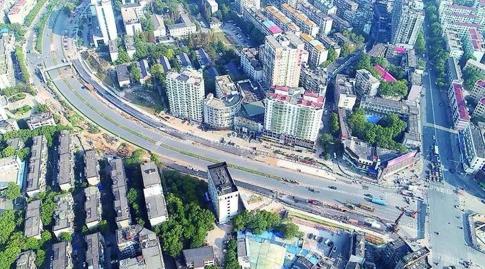 (响田东路自响石广场东口至二医院人行天桥路段进行全封闭施工)