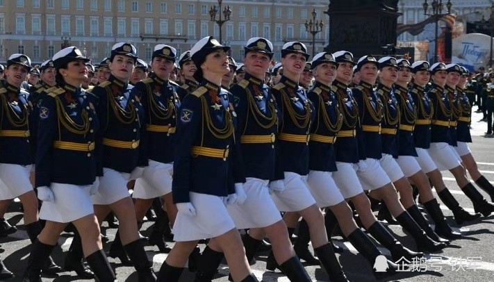 俄罗斯阅兵,高颜值女兵算不上亮点,看到女兵"弹簧步"