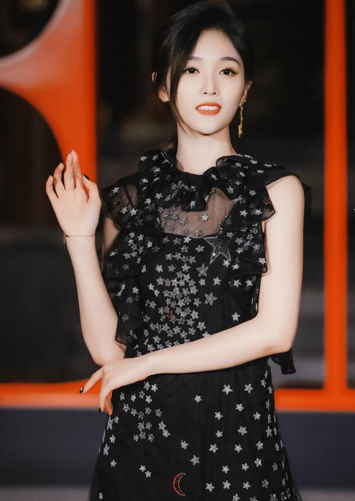 吴宣仪红色纱裙身姿摇曳,优雅演绎中国红长裙,太美腻了!