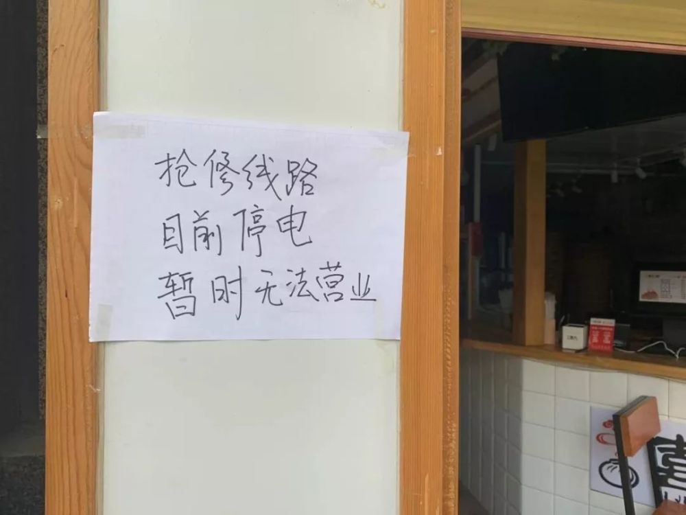 路边的商铺依然没有开始营业