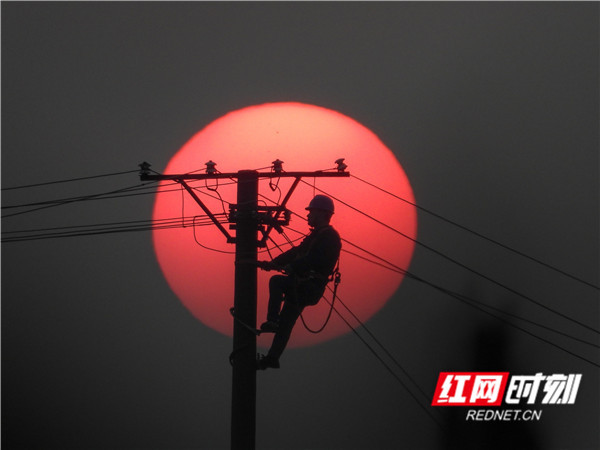 致敬电力守护者:美哉!夕阳下的劳动剪影