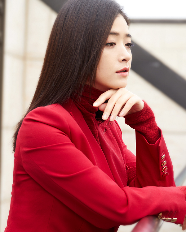 蒋欣精美壁纸:气场全开,优雅迷人,女王范十足!