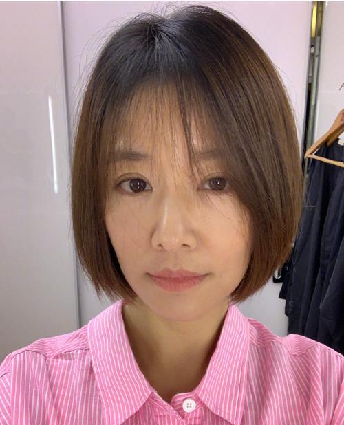 有网友甚至调侃,看到照片就想起了"大长脸"于洋!