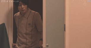 纳尼!只有一张小小的双人床.