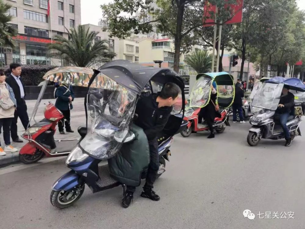 摩托车电动车私装雨棚的 赶紧拆除了