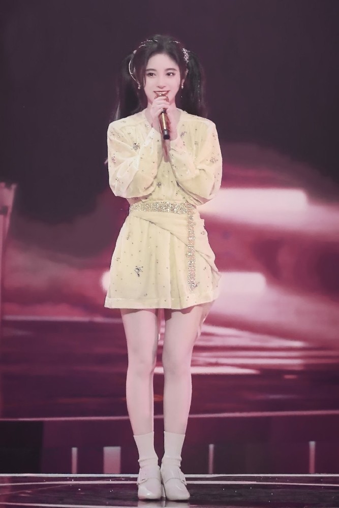 鞠婧祎为啥叫"四千年美女",看到她穿丝绒裙扎马尾,终于知道了