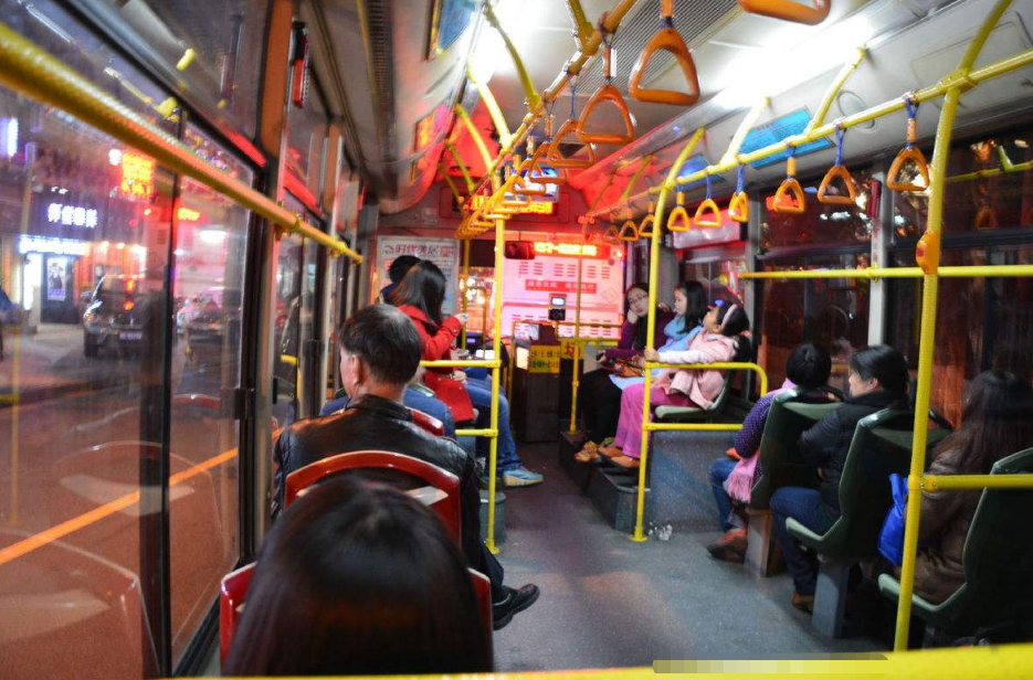 为啥公交车可以"人挤人",私家车多个婴儿都被罚?真相让人气愤