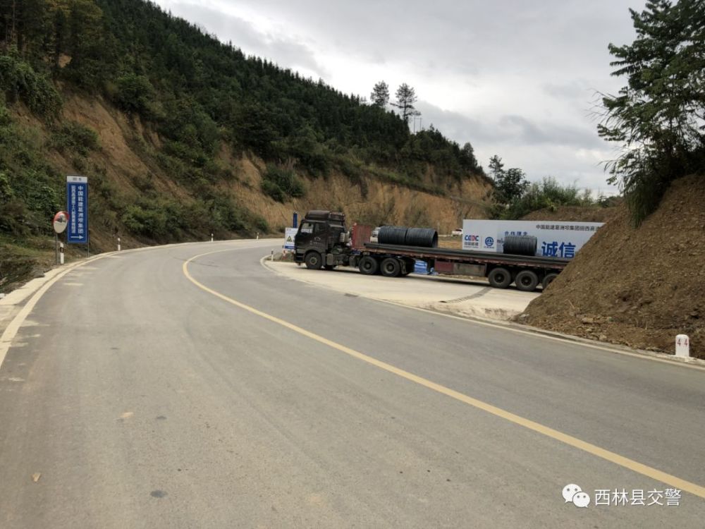 g357国道2299 800m处罗北村路段,高速施工路口,弯道处无减带.