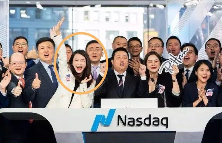她最辉煌的时刻,大概是今年4月,和公司一起在美国纳斯达克敲钟上市.