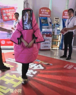 搞笑gif趣图:女神下厨保护套装,你值得拥有!