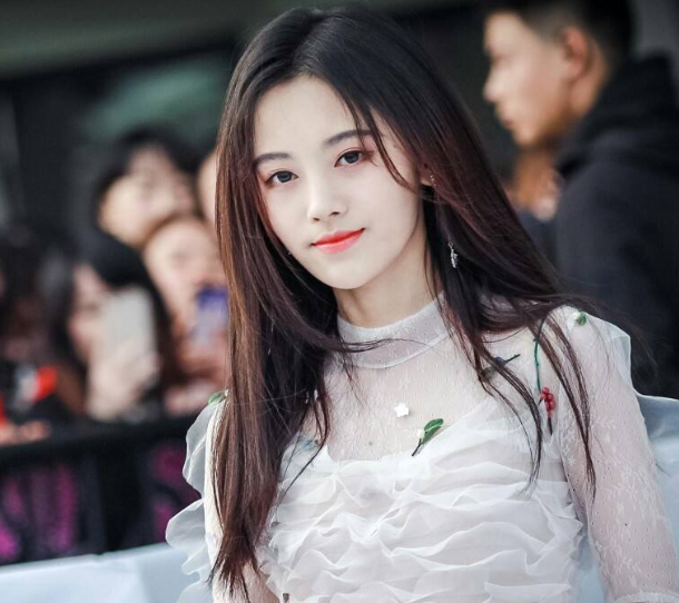 鞠婧祎"丝袜腿"火了!比舞伴白10个色号,抬腿那刻仿佛在发光