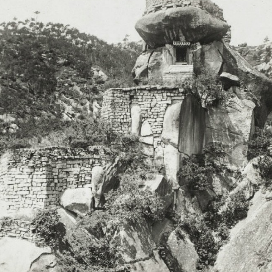 位于黑山县的新立屯,图中是是一处当铺,建筑防卫如同军事堡垒,因当时