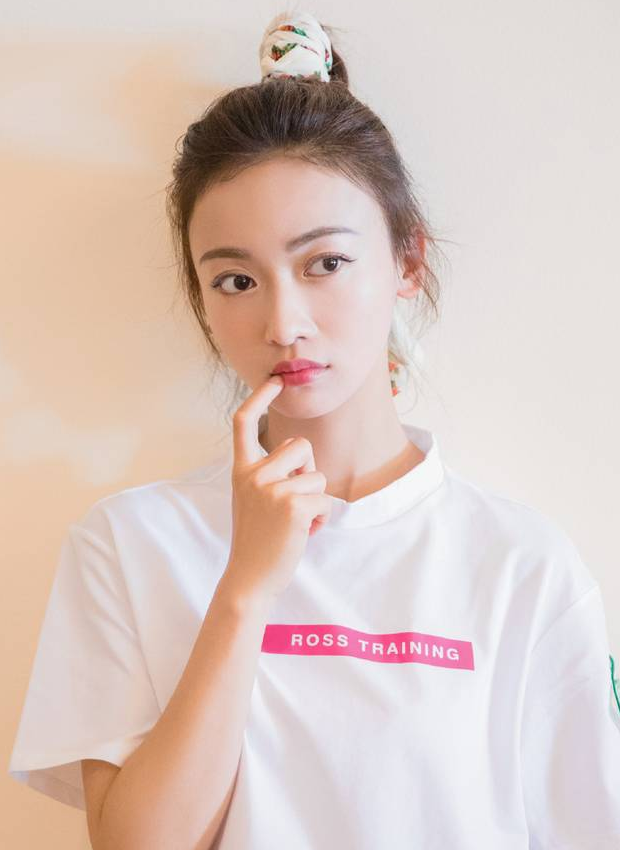 明星吴谨言气质甜美,小仙女范十足.