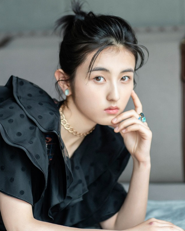 张子枫甜美系写真,十足少女气息,很是迷人!