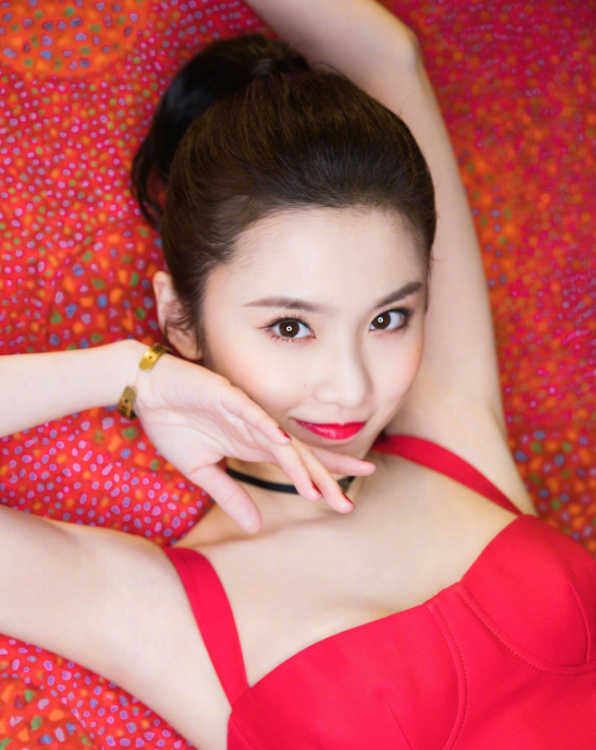 明星张慧雯精美壁纸,甜美笑容,散发出清纯唯美气质