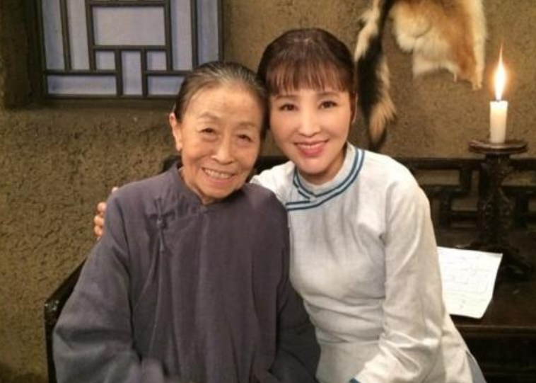 老戏骨张少华住院,面容憔悴走路吃力,身边无亲人陪伴