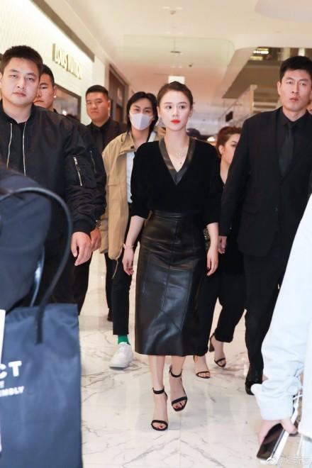 马思纯又胖回来了?本来上镜显壮还穿大垫肩西装,过了30真的难瘦