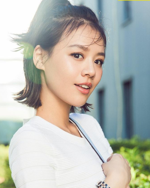 马思纯个性写真,妆容精致,尽显俏皮率性