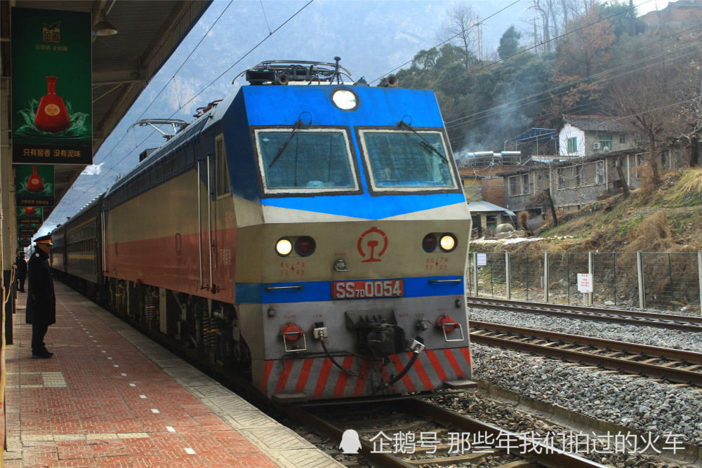 乘6063次列车随拍宝成铁路略阳区间的火车站