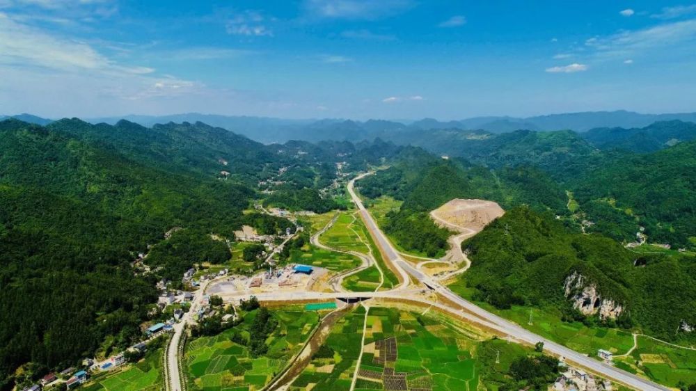 宣鹤高速 宣鹤高速起于鹤峰县太平镇龙潭坪村,止于宣恩县当阳坪长湾