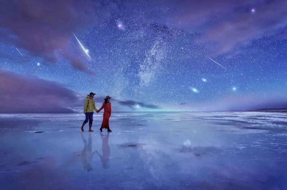 远离人烟的茶卡盐湖,天空之境变成"星空之境" , 几颗流星正从头顶划过