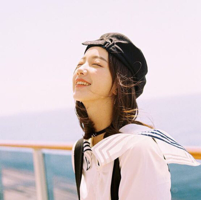 ins治愈系女生头像:仰望星空是青春的梦想,脚踏实地是