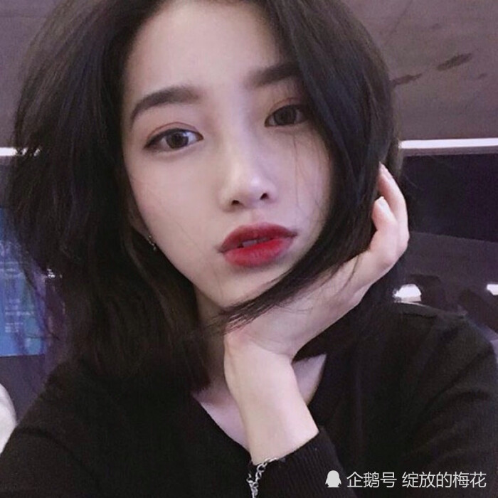 治愈系超in女生头像:看着你的侧脸发呆,你却说我不值得你留恋