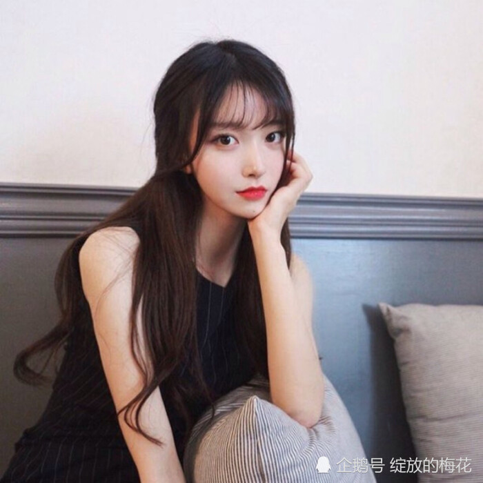 治愈系超in女生头像:看着你的侧脸发呆,你却说我不值得你留恋