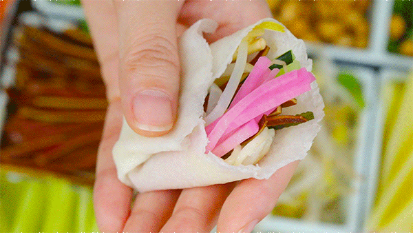 包好后,舀一勺配送的料汁儿 从娃娃头顶缓缓浇灌下来 口感丰富,麻辣怡