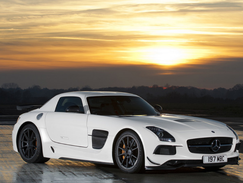 精巧富乐趣的奔驰超跑,疾速行驶,高清壁纸