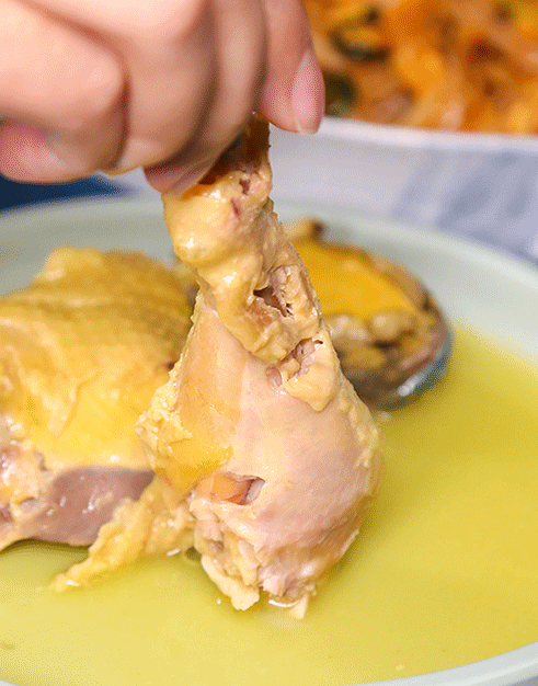 鸡肉经过长时间的炖煮已经变得 软烂易脱骨,用筷子轻轻一拨就能脱落