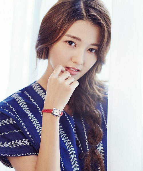 韩国女明星南宝拉,甜美动人,优雅迷人