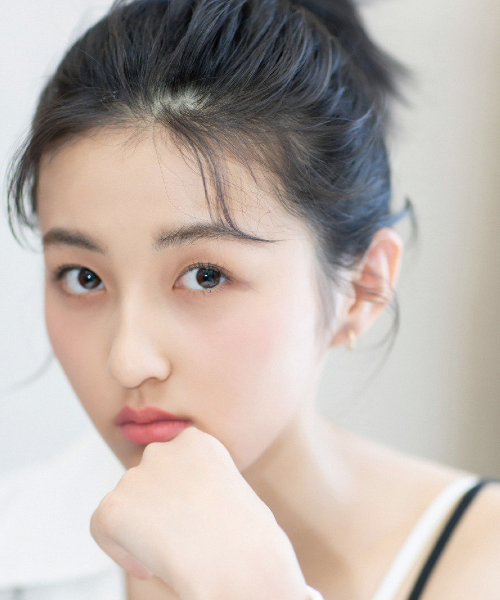 甜酷美女明星张子枫,气质优雅,唯美可爱