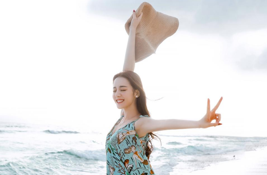 迪丽热巴海边甜美写真,有一种令人窒息的美