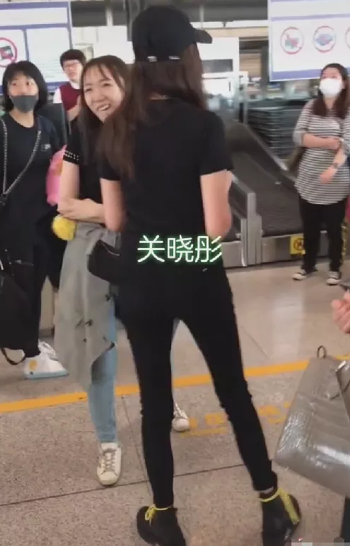 不开瘦腿拍关晓彤,生图状态暴露她的真实腿长,这比例我没眼花吧?