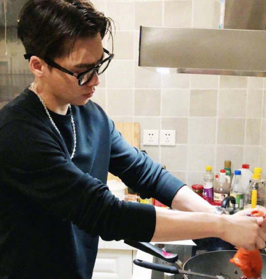 李易峰深夜晒出自拍,会做饭的男生才是最帅的,网友:惊呆了