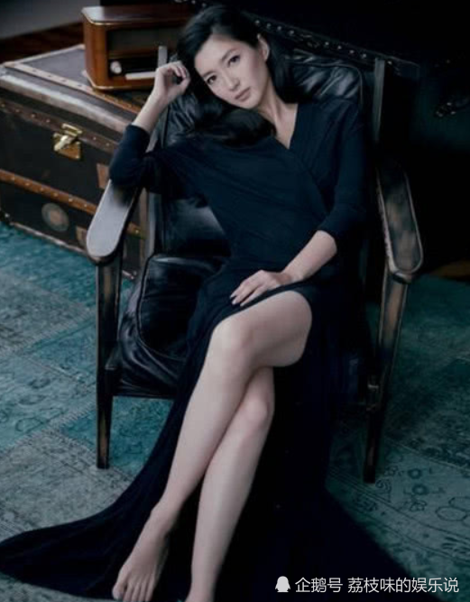 江疏影一身黑色长裙打造女人味,完美身材到底还差什么