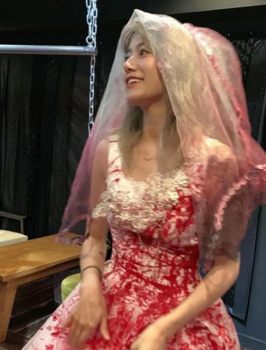 黑尾酱最喜欢的婚纱,穿上宛如"血色婚礼",网友:恐怖片