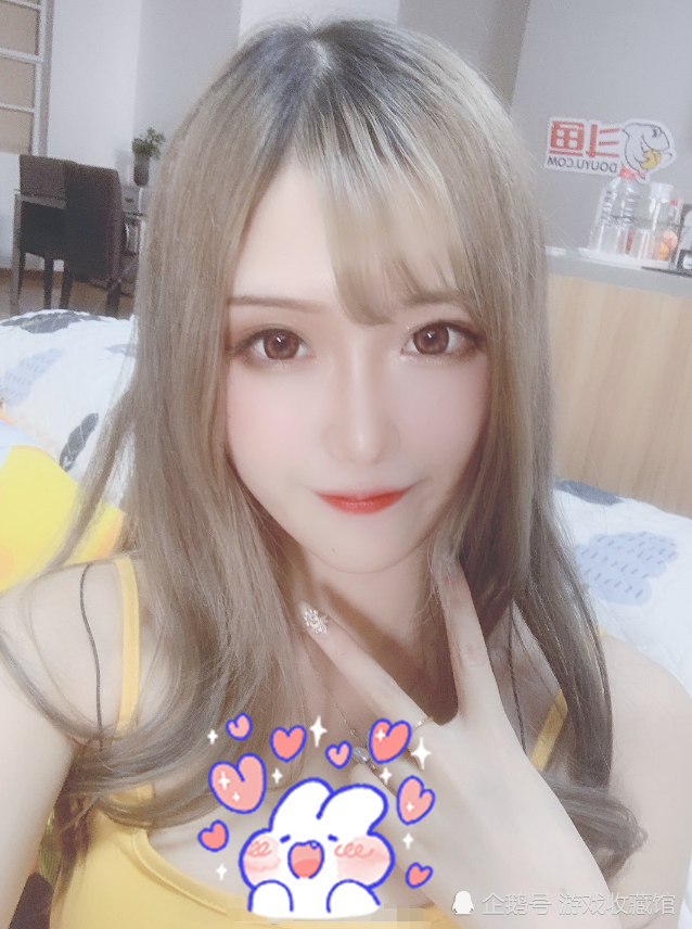 腐团儿直播间跳舞福利!衣服却意外"飞空",网友:这谁顶