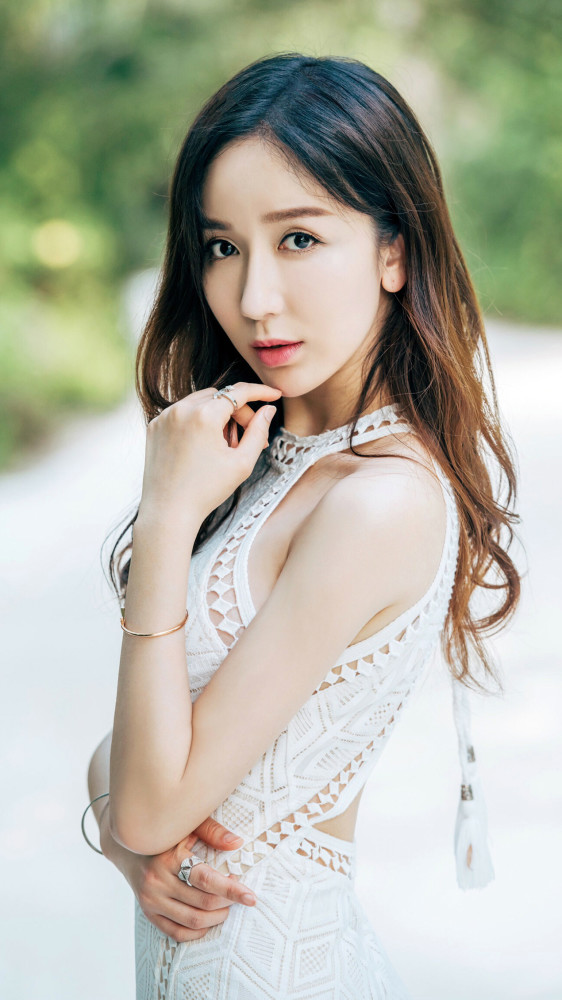娄艺潇精致美图:脸蛋清丽绝美,十足的魅力女人