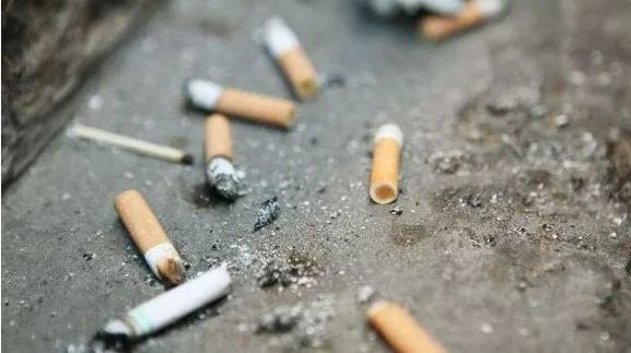生活中 很多烟民都有一个习惯 就是抽完烟之后 随手就把烟头扔在地上