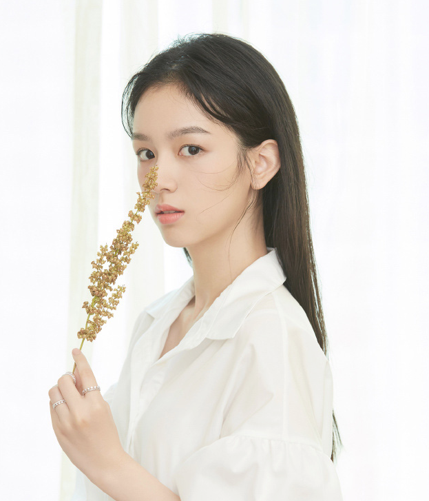 周也清爽养眼写真图片,皮肤白皙,尽显少女心
