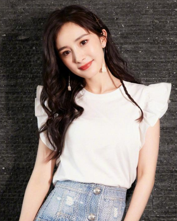 杨幂精美壁纸:俏皮可爱,很有少女感!