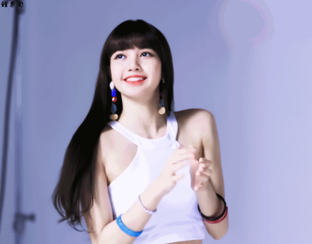 珊瑚色的唇膏不仅让lisa的唇部看起来更加饱满,也让妆容添加了几分