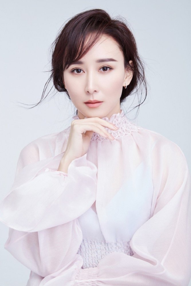 《人民的名义》她演高小琴,今穿轻纱上衣高腰裙,青春减龄很甜美