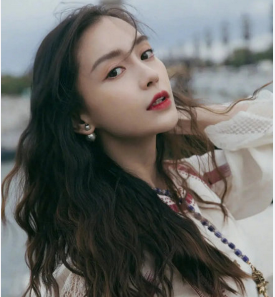 杨颖只适合黑色头发?直到她换成蓝色之后,美到心脏咚咚跳!