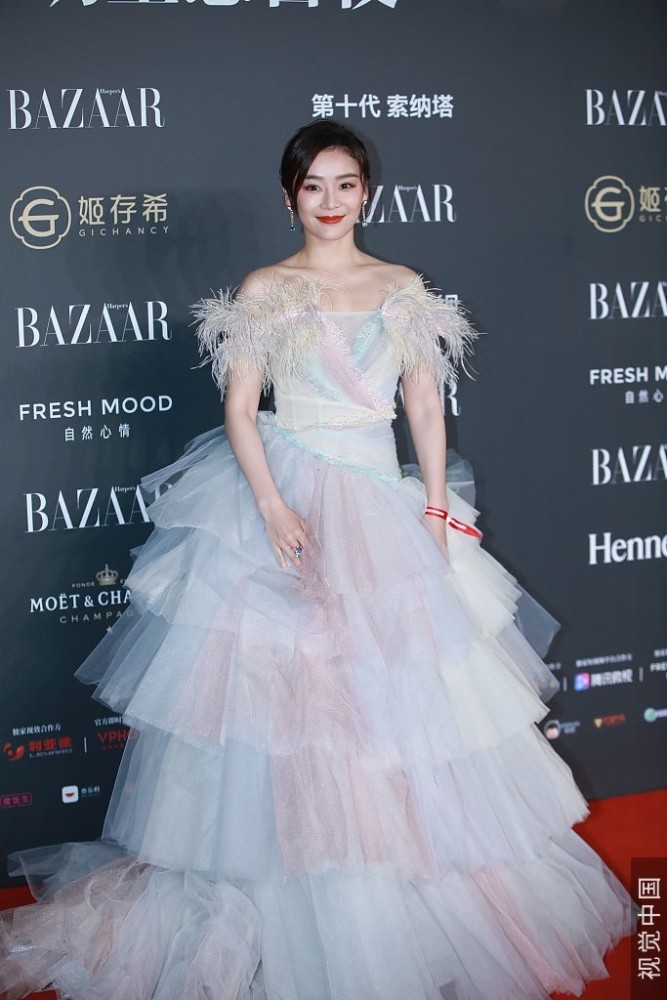 火箭少女全员秀美腿助阵芭莎慈善夜 袁姗姗变色纱裙仙气满屏