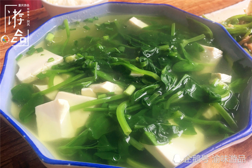 小菜豆腐汤是家常菜里最常见的汤,菜一定要嘱咐店家放豌豆尖,汤会特别